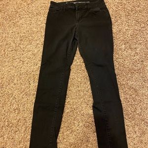 Old Navy skinny jean in black. Size 6.